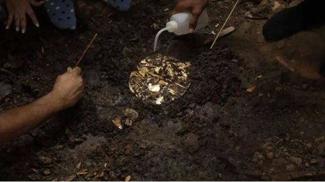 Altın dolu ürpertici mezar! Kazdıkça altın küpeler, kemerler, bilezikler çıktı… 31 kişi daha aynı yere gömülmüş 5