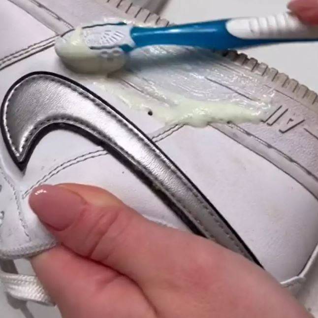 Spor ayakkabı bakın nasıl beyazlatılır. İşte o formül 14