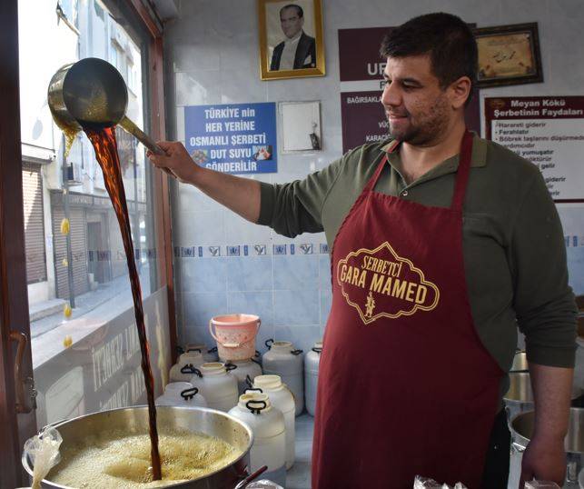 2 litresi 25 TL'den satılıyor. Kapısında kuyruk oluyorlar 1