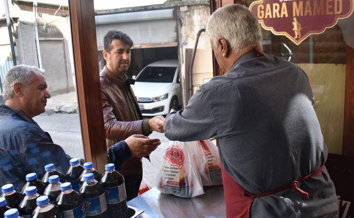 2 litresi 25 TL'den satılıyor. Kapısında kuyruk oluyorlar 9