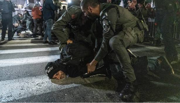 İsrailliler sokaklara döküldü: Polisten sert müdahale 2