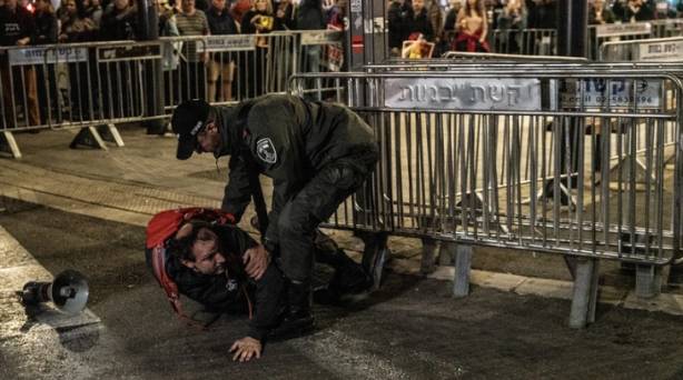 İsrailliler sokaklara döküldü: Polisten sert müdahale 4