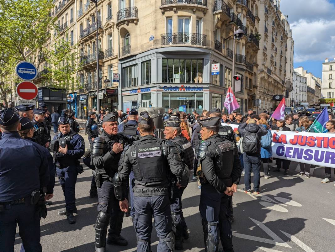 Fransa Cumhurbaşkanı Macron protesto edildi 16