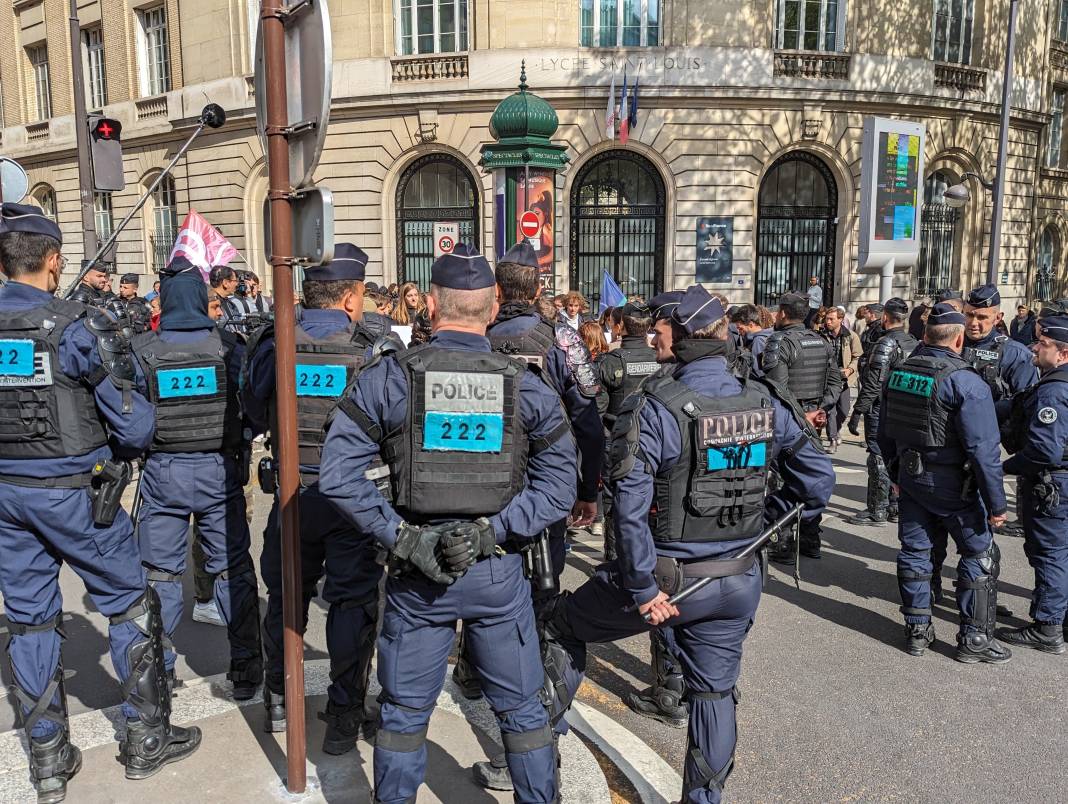 Fransa Cumhurbaşkanı Macron protesto edildi 9