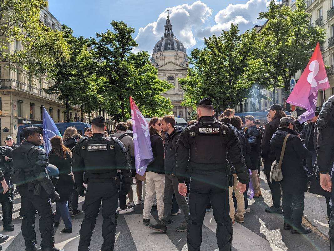 Fransa Cumhurbaşkanı Macron protesto edildi 7
