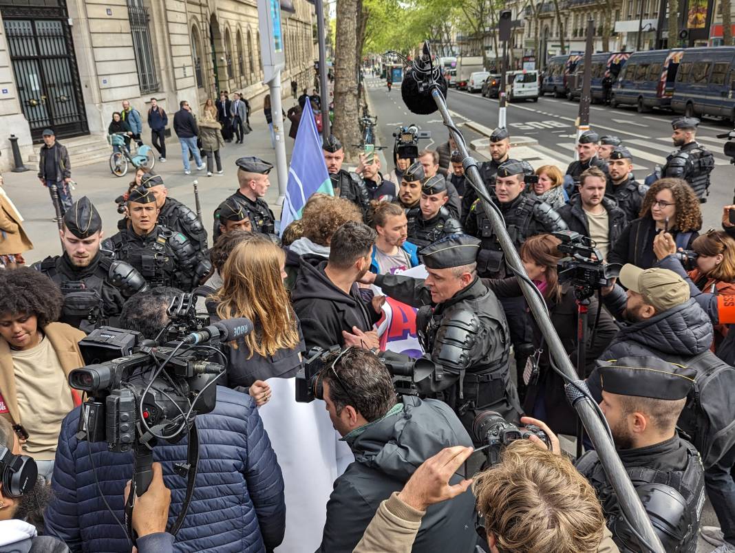 Fransa Cumhurbaşkanı Macron protesto edildi 10