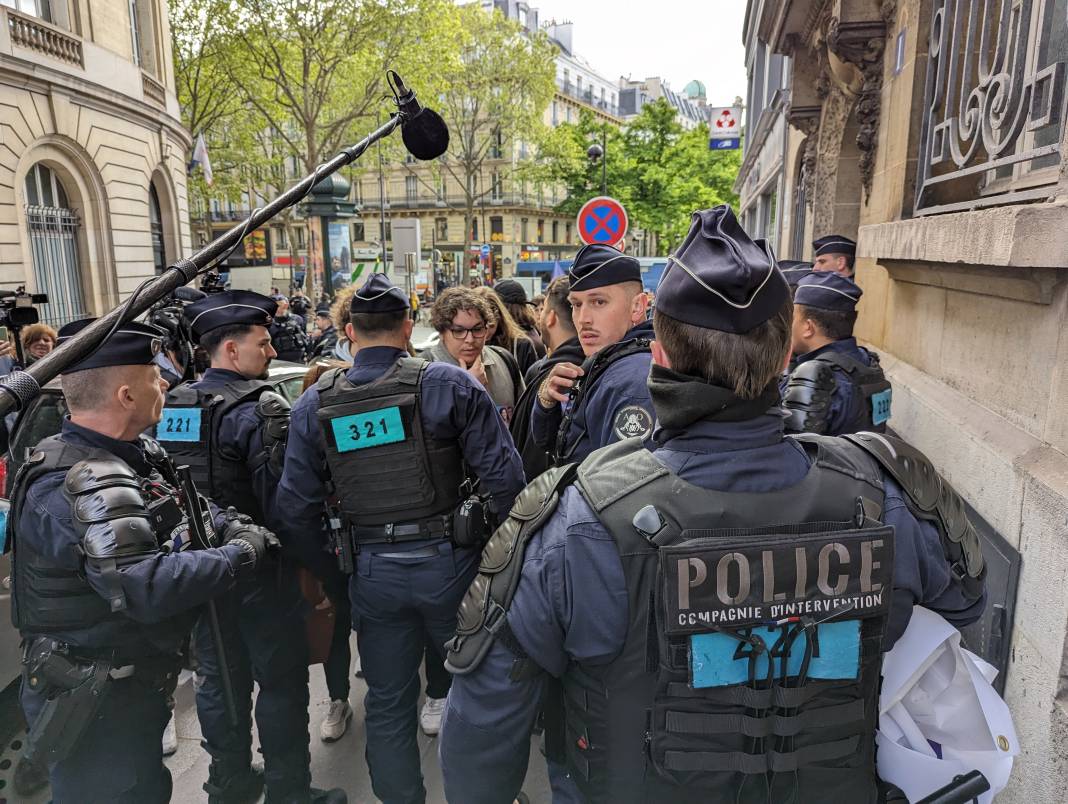 Fransa Cumhurbaşkanı Macron protesto edildi 8