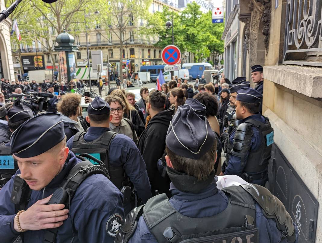 Fransa Cumhurbaşkanı Macron protesto edildi 6