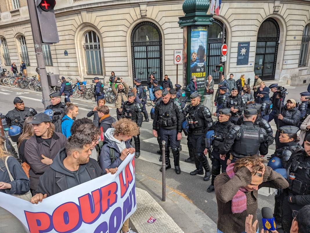 Fransa Cumhurbaşkanı Macron protesto edildi 13
