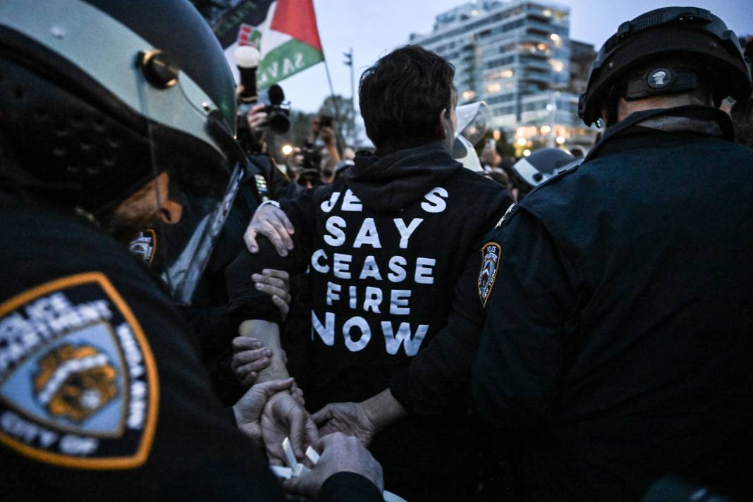 Filistin destekçisi Yahudilerin Amerika’da düzenlediği gösteriye polis müdahale etti 4