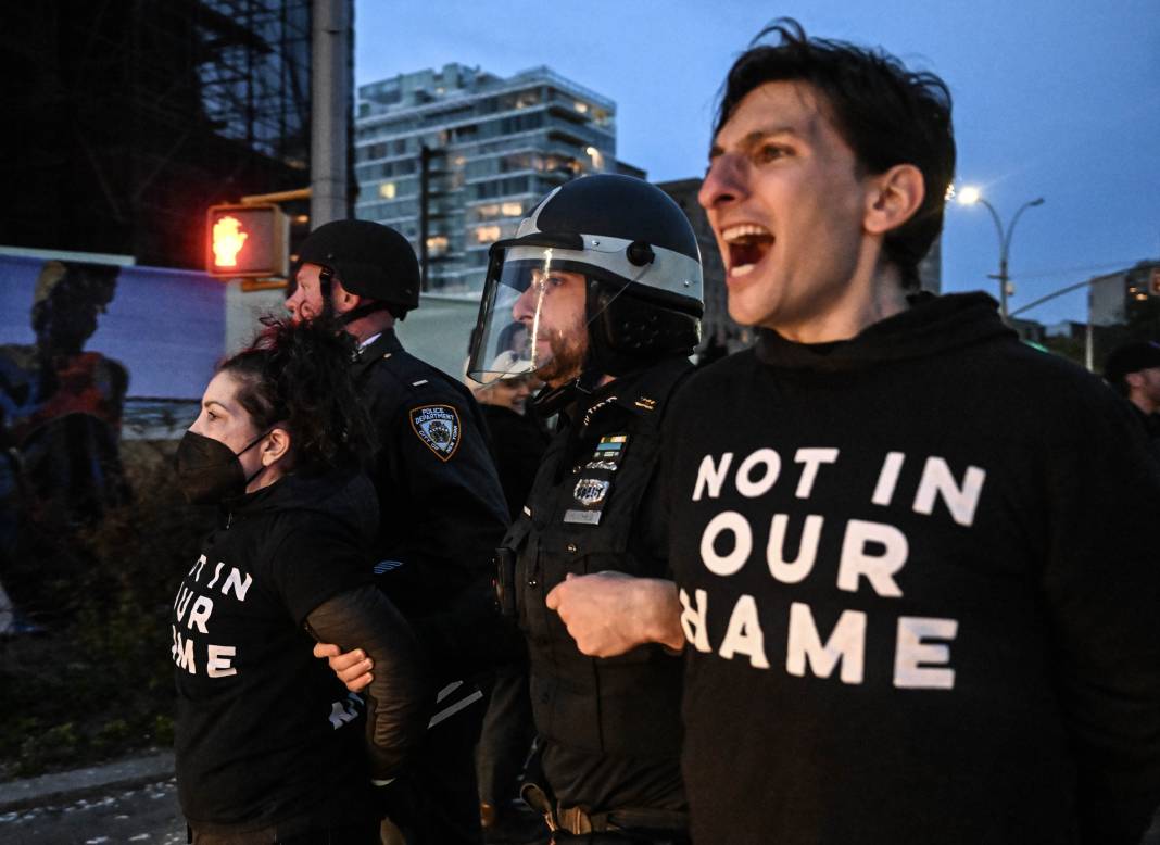 Filistin destekçisi Yahudilerin Amerika’da düzenlediği gösteriye polis müdahale etti 3