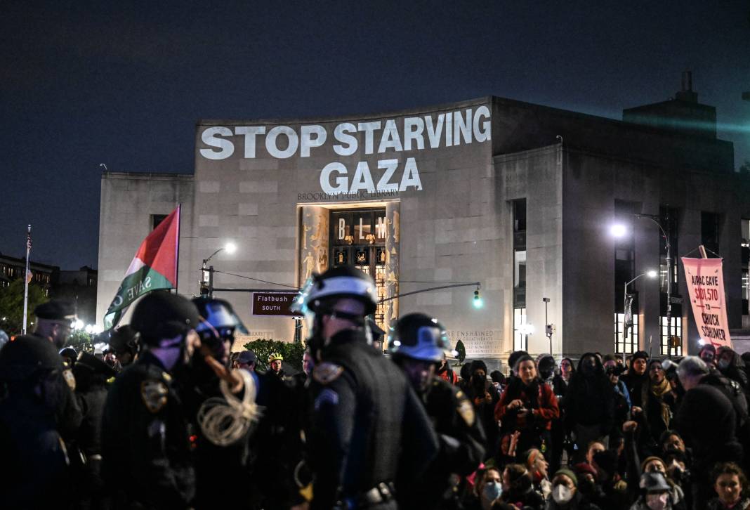 Filistin destekçisi Yahudilerin Amerika’da düzenlediği gösteriye polis müdahale etti 8
