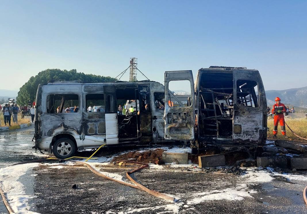 Muğla'da iki minibüs çarpıştı. 4’ü ağır 14 kişi yaralandı 7