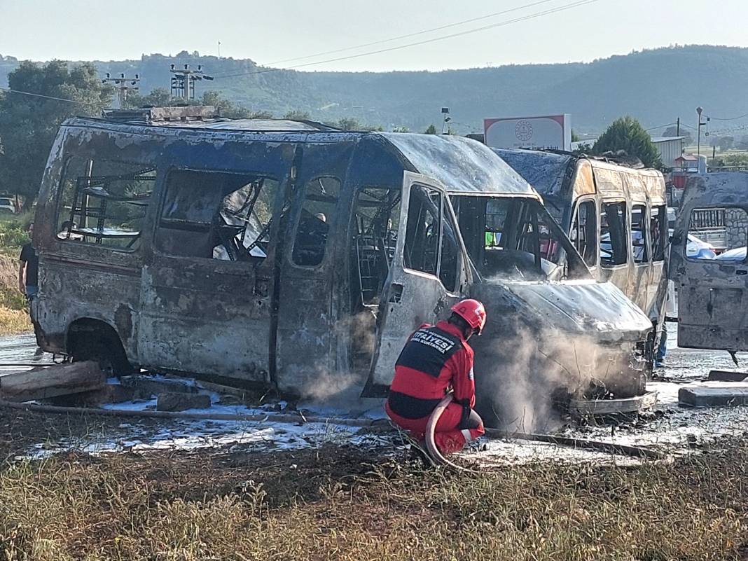 Muğla'da iki minibüs çarpıştı. 4’ü ağır 14 kişi yaralandı 6