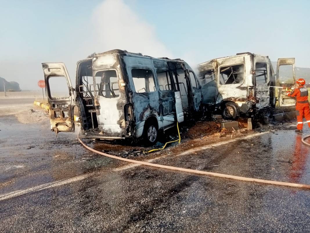 Muğla'da iki minibüs çarpıştı. 4’ü ağır 14 kişi yaralandı 5