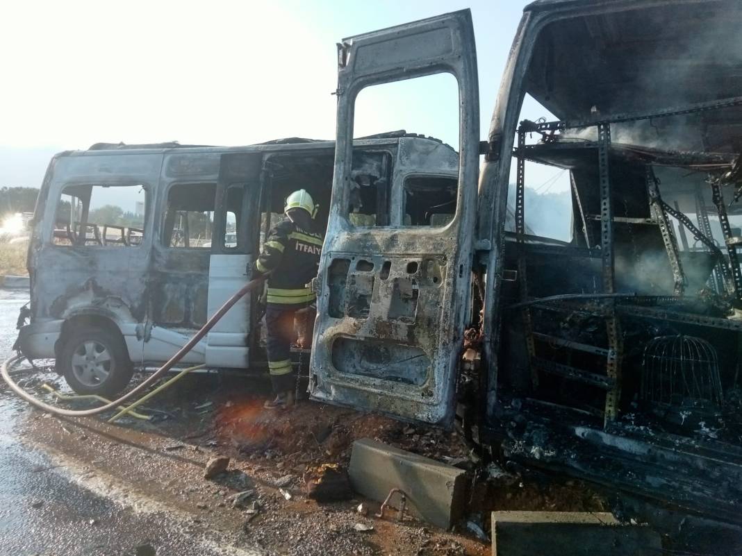 Muğla'da iki minibüs çarpıştı. 4’ü ağır 14 kişi yaralandı 3