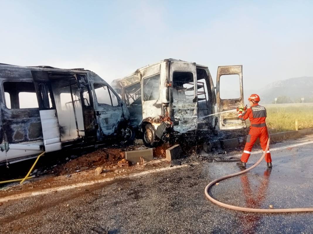 Muğla'da iki minibüs çarpıştı. 4’ü ağır 14 kişi yaralandı 2