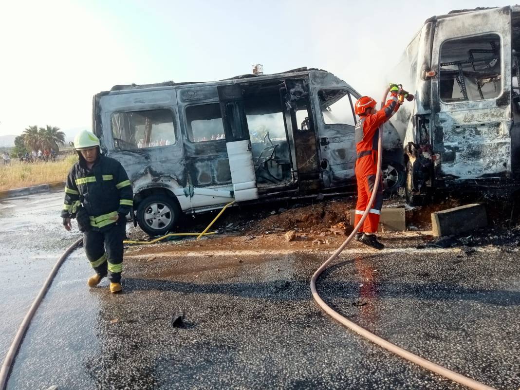 Muğla'da iki minibüs çarpıştı. 4’ü ağır 14 kişi yaralandı 1