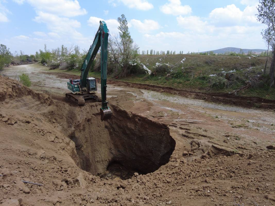 Konya’da aynı anda 15 obruk oluştu: Yer yerinden oynadı 4