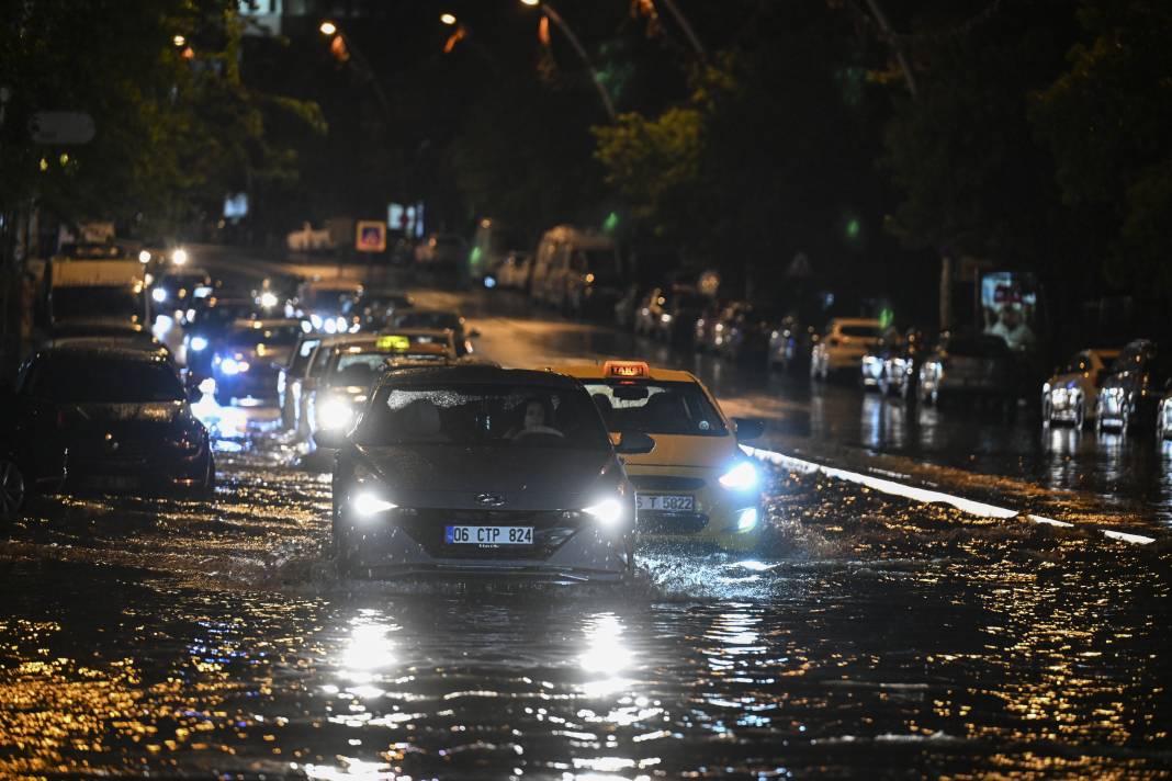 Ankara’yı sağanak vurdu: Cadde ve sokaklar göle döndü 13