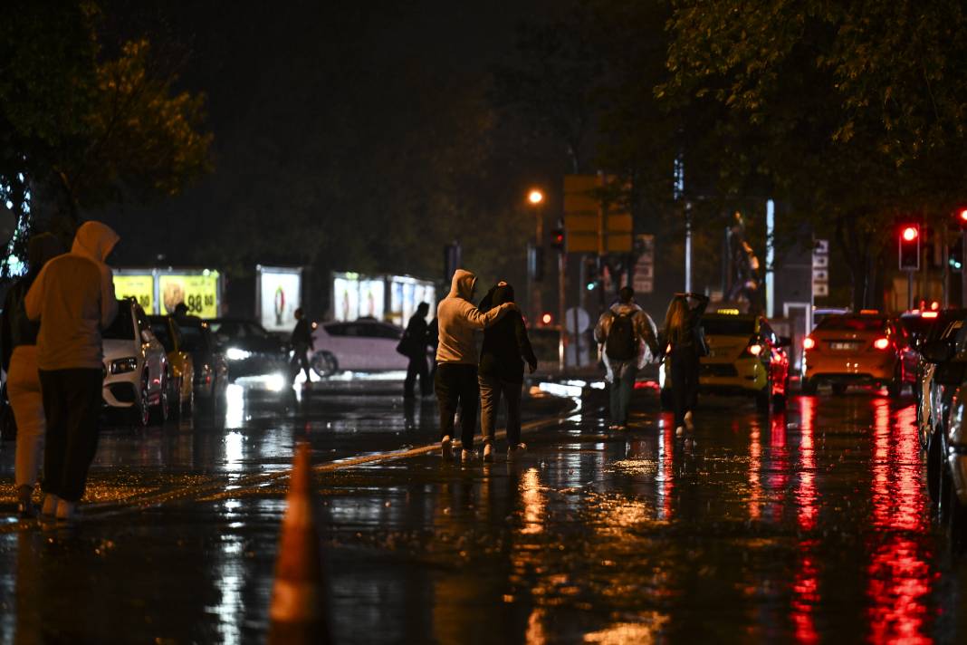 Ankara’yı sağanak vurdu: Cadde ve sokaklar göle döndü 14