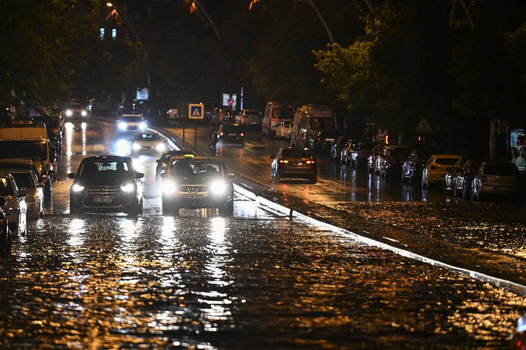 Ankara’yı sağanak vurdu: Cadde ve sokaklar göle döndü 15