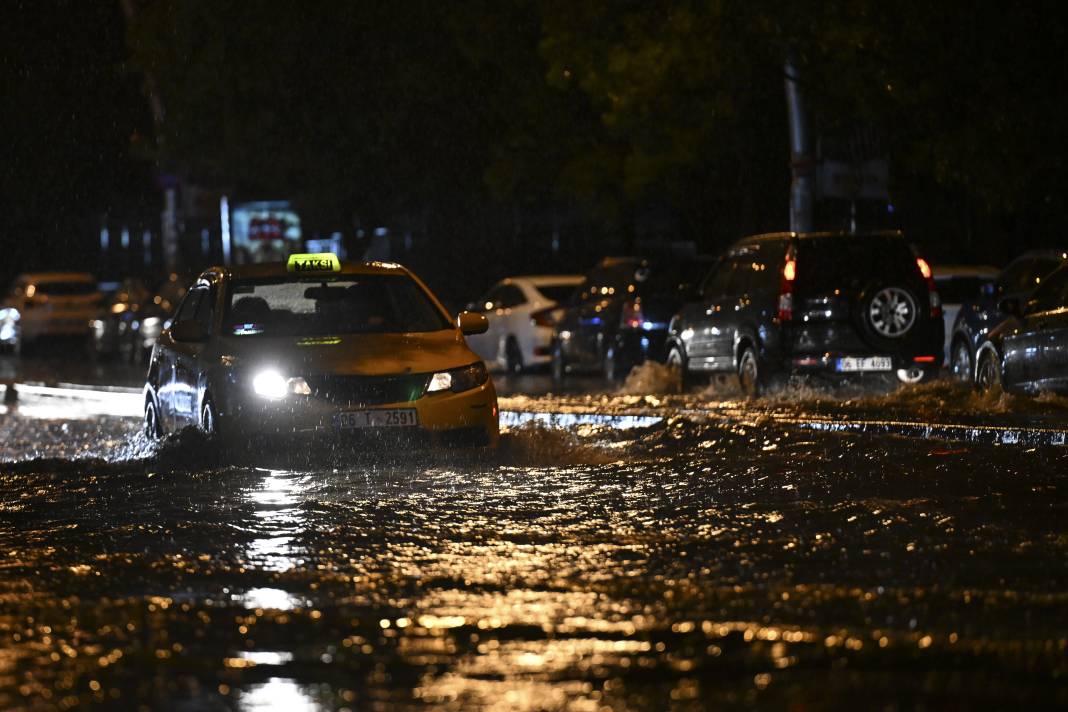 Ankara’yı sağanak vurdu: Cadde ve sokaklar göle döndü 10