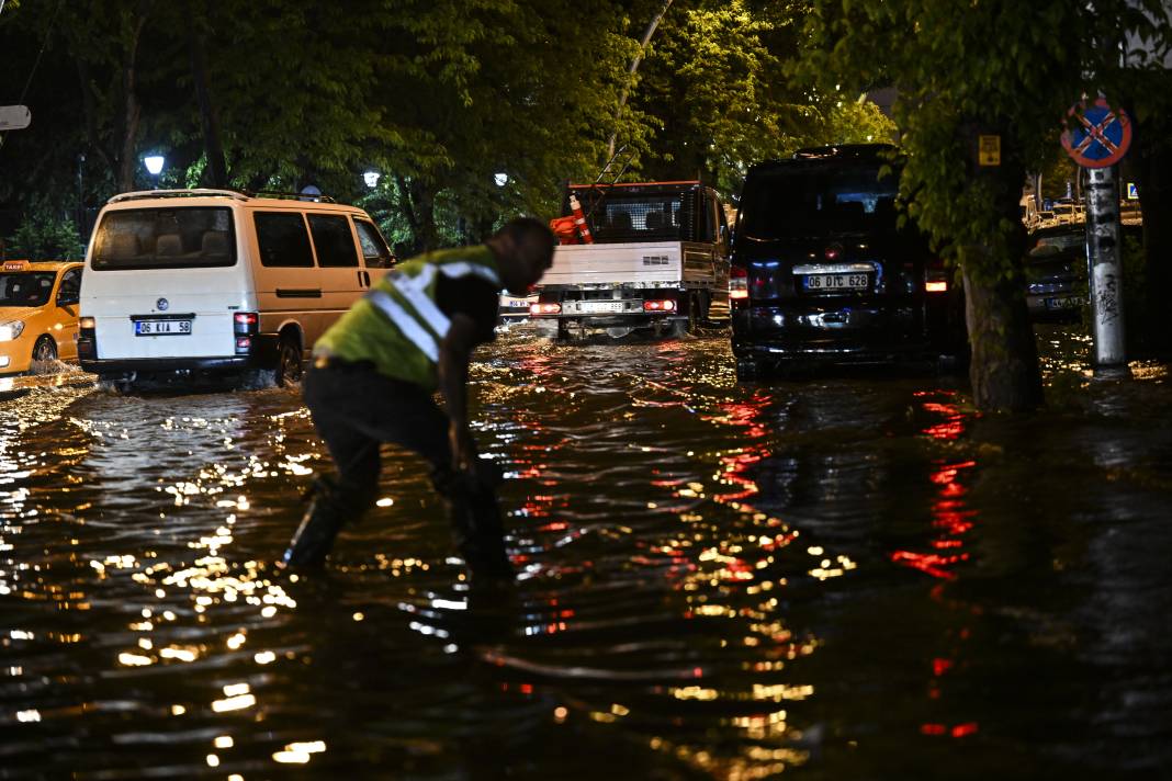Ankara’yı sağanak vurdu: Cadde ve sokaklar göle döndü 7