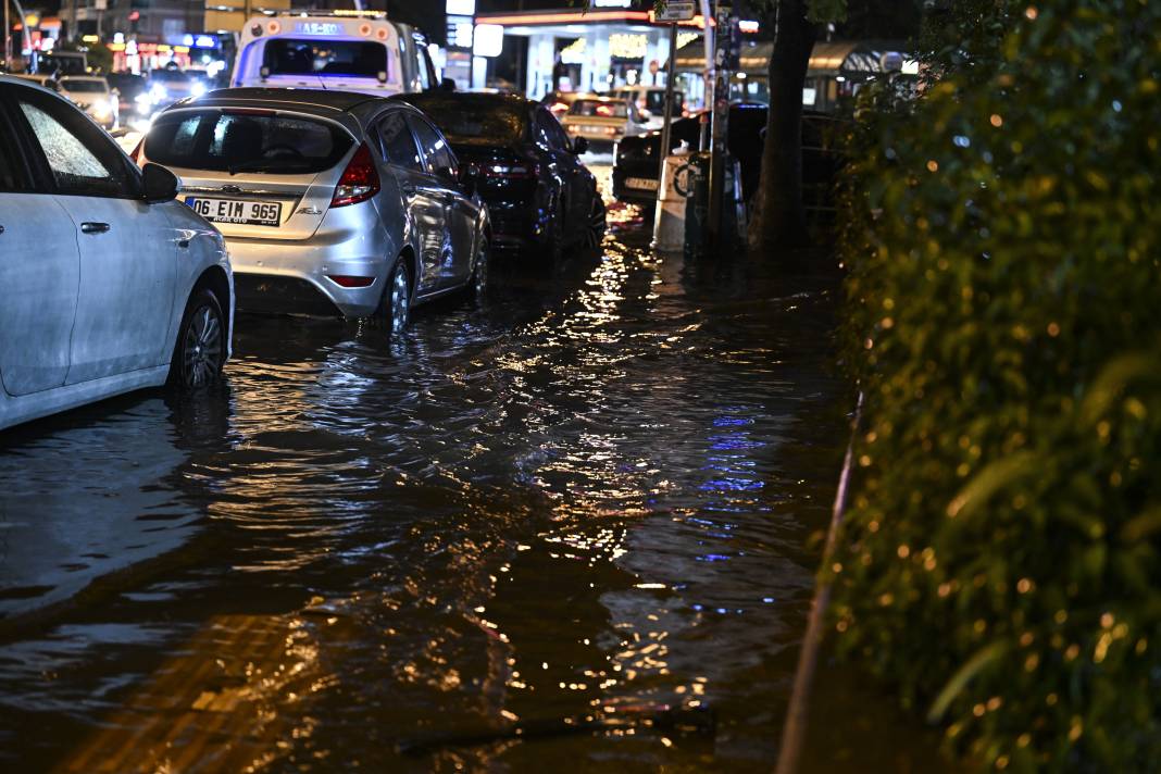 Ankara’yı sağanak vurdu: Cadde ve sokaklar göle döndü 1