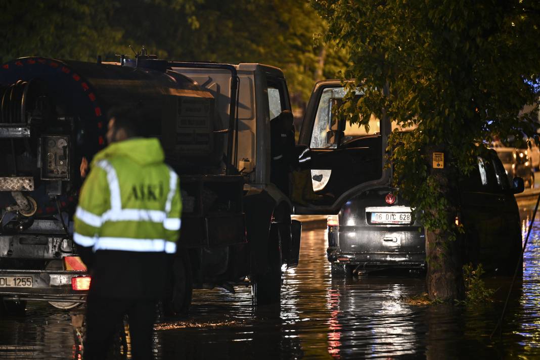 Ankara’yı sağanak vurdu: Cadde ve sokaklar göle döndü 2