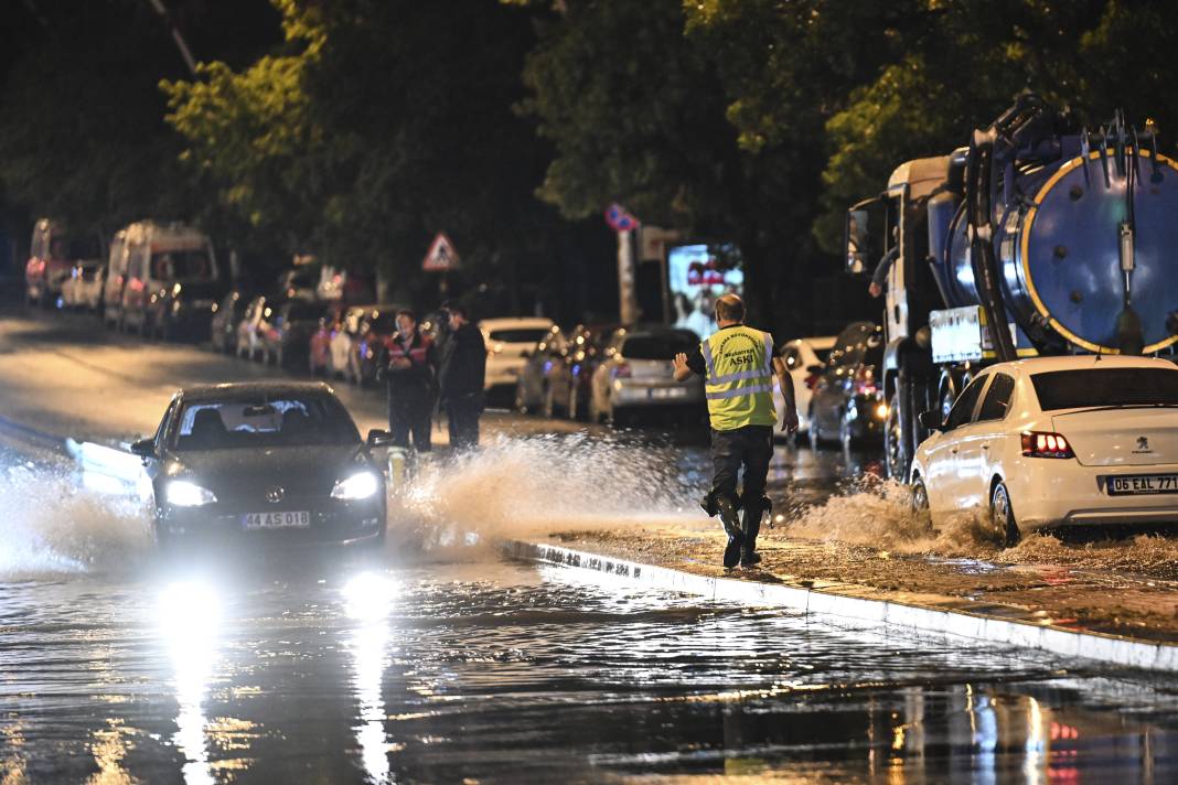Ankara’yı sağanak vurdu: Cadde ve sokaklar göle döndü 3