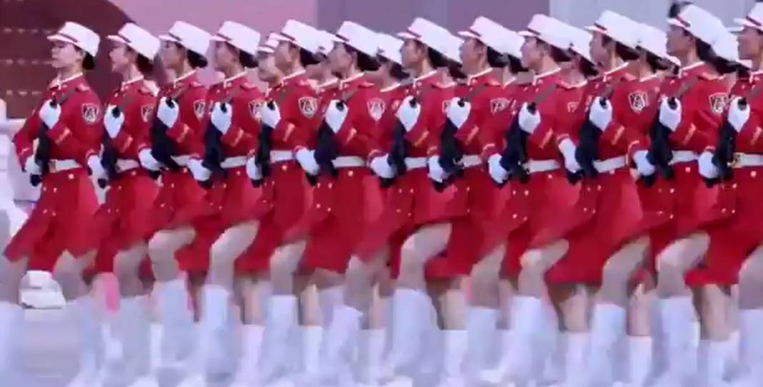 Çin kadın askerleriyle gövde gösterisi yaptı 12