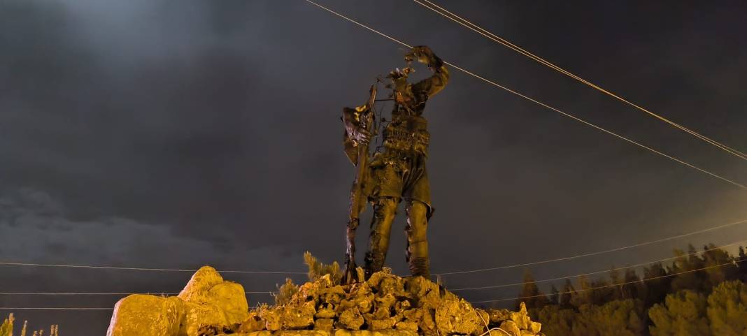 Milli Mücadele kahramanı Köpekçi Nuri Efe'nin heykeli kundaklandı. Elleriniz kırılsın alçaklar 11