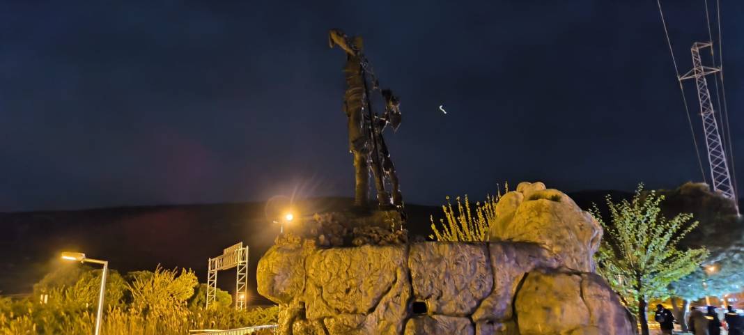 Milli Mücadele kahramanı Köpekçi Nuri Efe'nin heykeli kundaklandı. Elleriniz kırılsın alçaklar 10