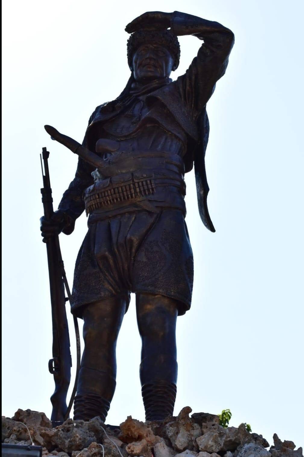 Milli Mücadele kahramanı Köpekçi Nuri Efe'nin heykeli kundaklandı. Elleriniz kırılsın alçaklar 6