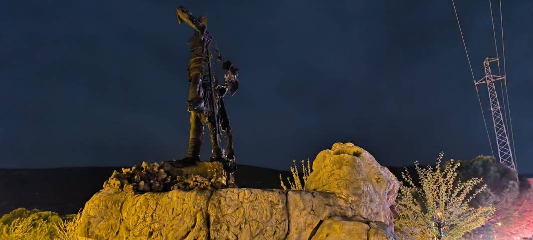 Milli Mücadele kahramanı Köpekçi Nuri Efe'nin heykeli kundaklandı. Elleriniz kırılsın alçaklar 5