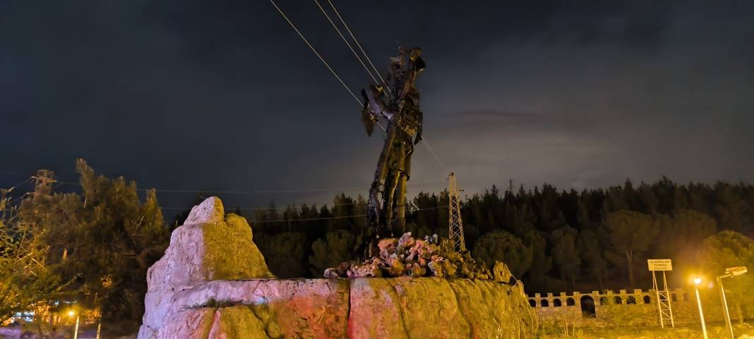 Milli Mücadele kahramanı Köpekçi Nuri Efe'nin heykeli kundaklandı. Elleriniz kırılsın alçaklar 2