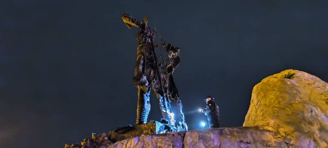 Milli Mücadele kahramanı Köpekçi Nuri Efe'nin heykeli kundaklandı. Elleriniz kırılsın alçaklar 3