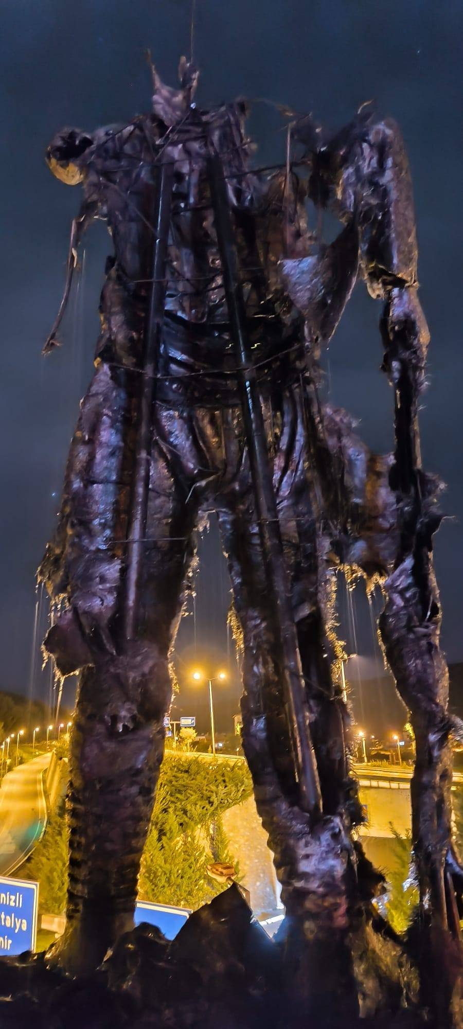 Milli Mücadele kahramanı Köpekçi Nuri Efe'nin heykeli kundaklandı. Elleriniz kırılsın alçaklar 1