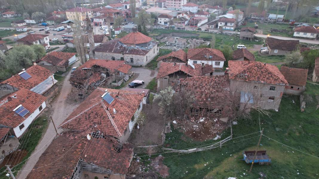 Tokat depreminin hasarı gün ağarınca ortaya çıktı. Cami minaresi devrildi binalar yıkıldı 13