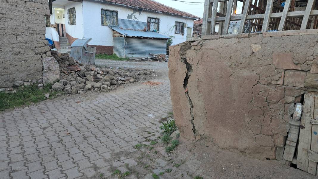 Tokat depreminin hasarı gün ağarınca ortaya çıktı. Cami minaresi devrildi binalar yıkıldı 8