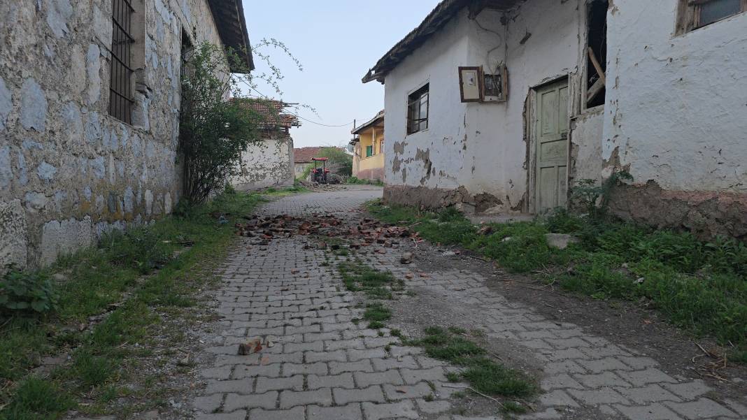 Tokat depreminin hasarı gün ağarınca ortaya çıktı. Cami minaresi devrildi binalar yıkıldı 6