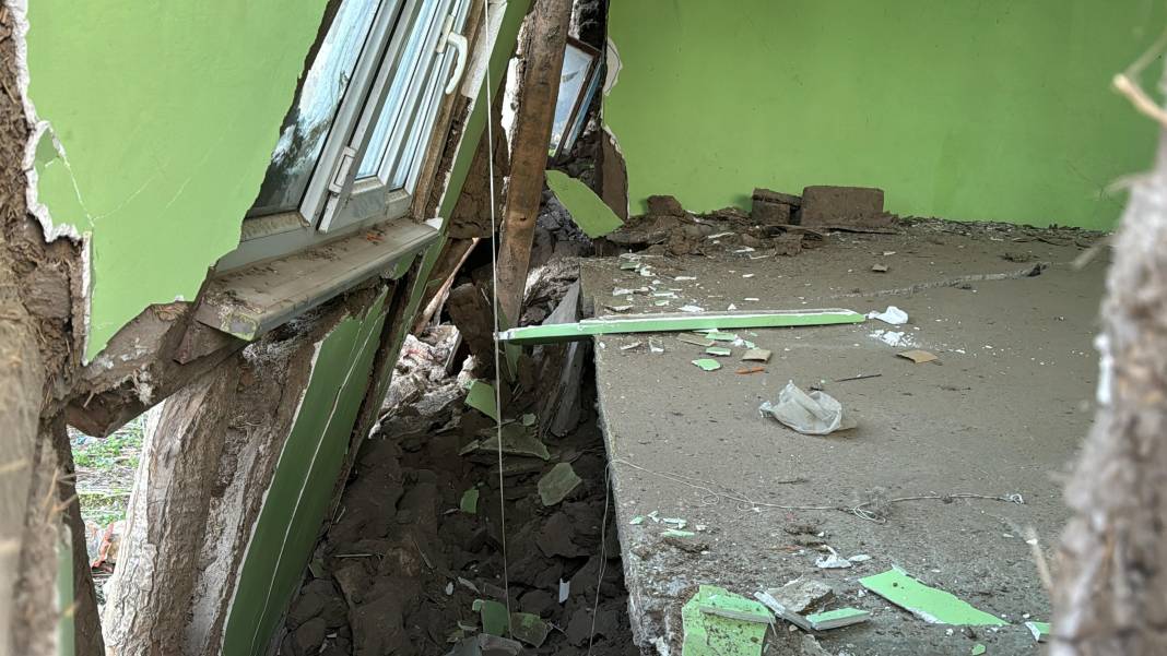 Tokat depreminin hasarı gün ağarınca ortaya çıktı. Cami minaresi devrildi binalar yıkıldı 7