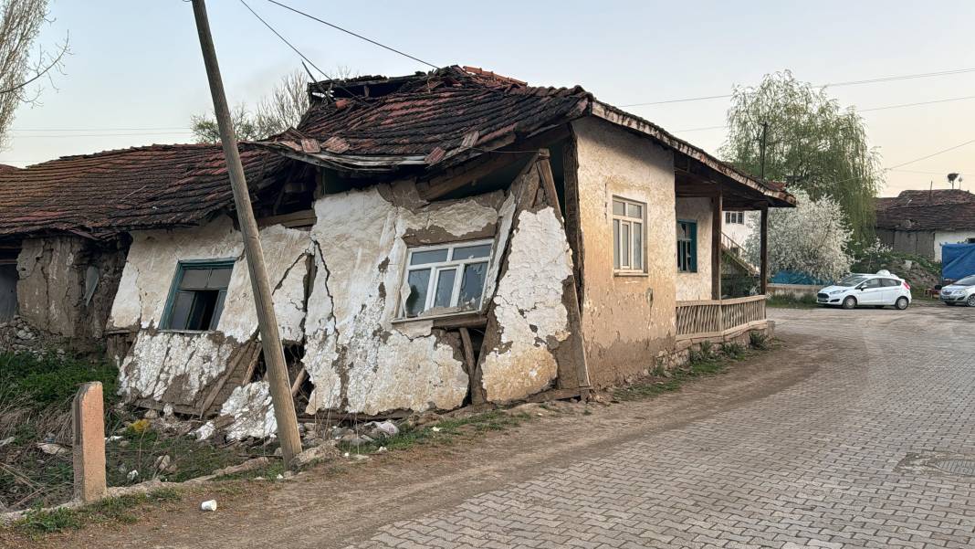 Tokat depreminin hasarı gün ağarınca ortaya çıktı. Cami minaresi devrildi binalar yıkıldı 5