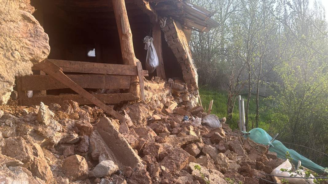 Tokat depreminin hasarı gün ağarınca ortaya çıktı. Cami minaresi devrildi binalar yıkıldı 2