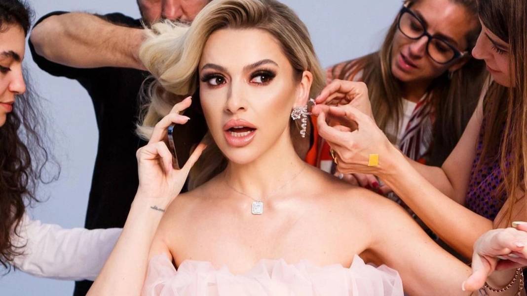 18 yaşında yarışmacıydı. Hadise, o yarışmanın jüri üyesi oldu 4