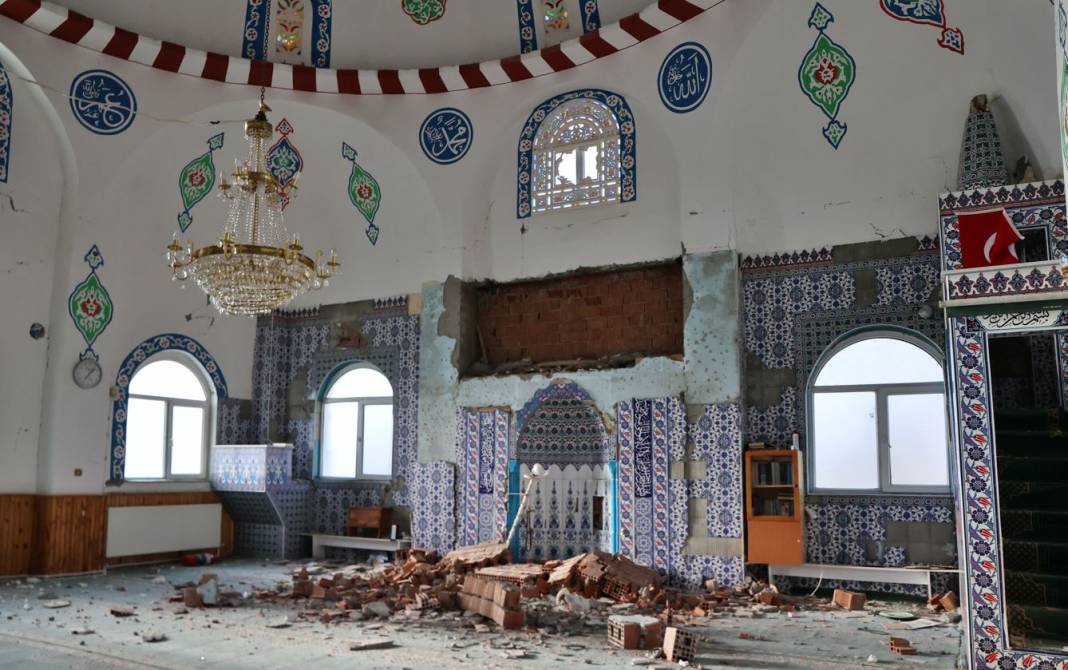 Tokat depreminin hasarı gün ağarınca ortaya çıktı. Cami minaresi devrildi binalar yıkıldı 19