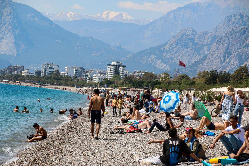 Antalya'da sahillerdeki bayram yoğunluğu yaz ayların aratmadı 1