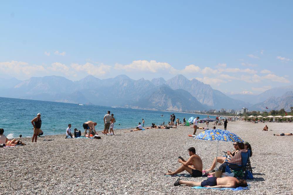Antalya'da sahillerdeki bayram yoğunluğu yaz ayların aratmadı 4