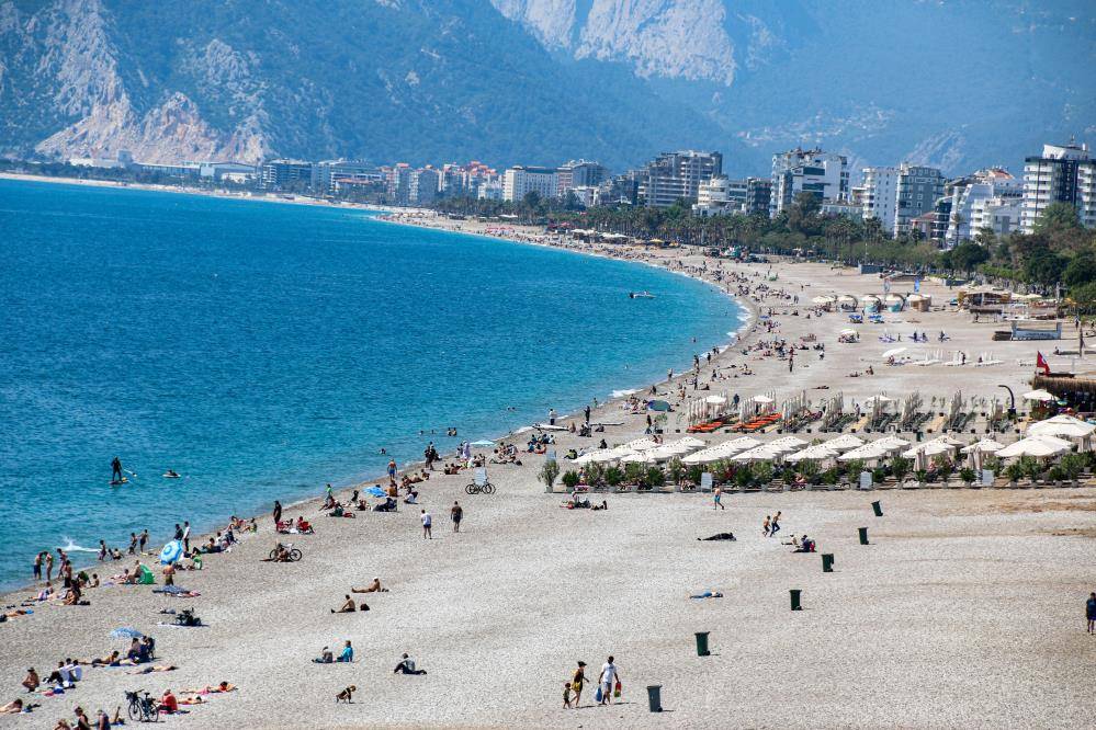 Antalya'da sahillerdeki bayram yoğunluğu yaz ayların aratmadı 2